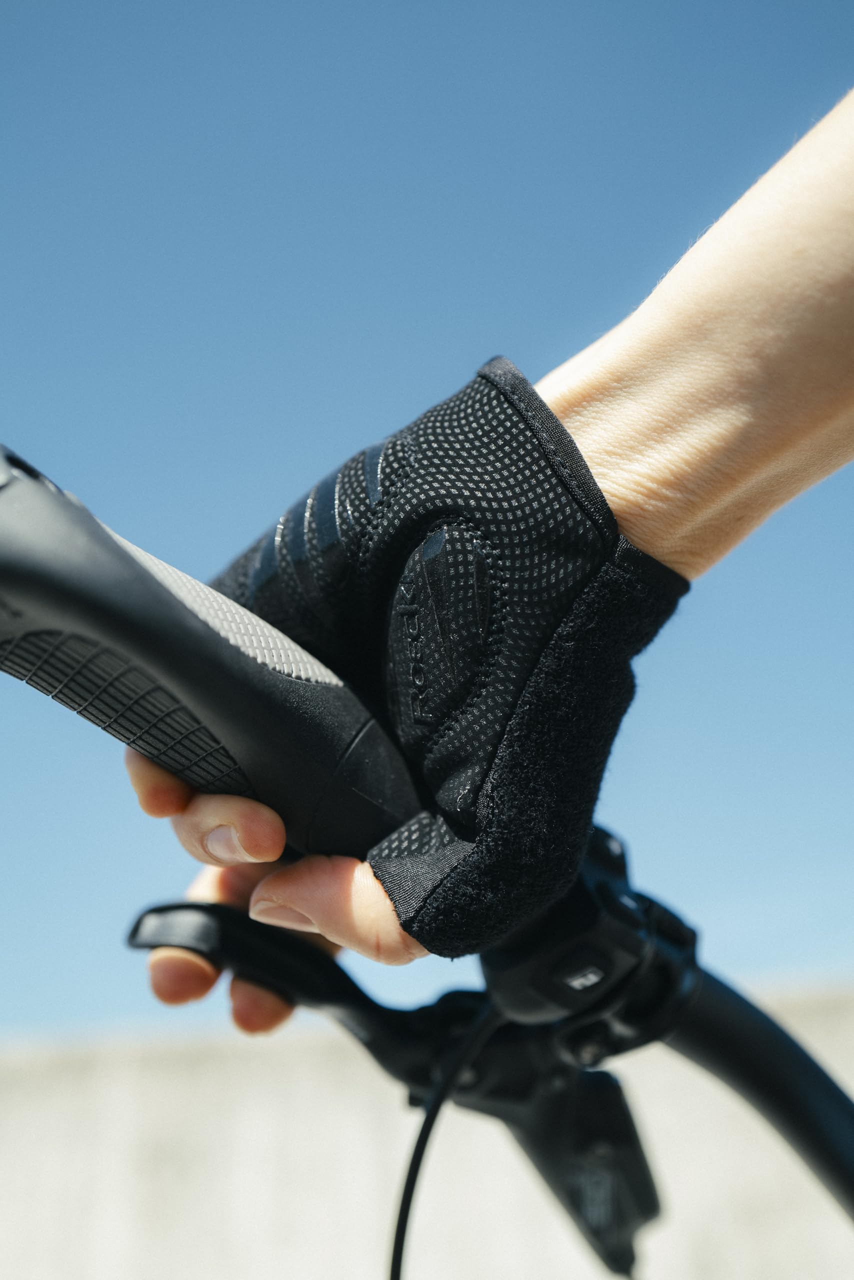 roeckl-basel-2-fahrradhandschuh-schwarz-wei-grip image 4